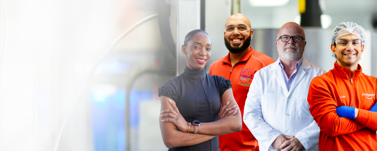 Um grupo diversificado de funcionários da Colgate-Palmolive que representa o compromisso com a inclusão e a diversidade.